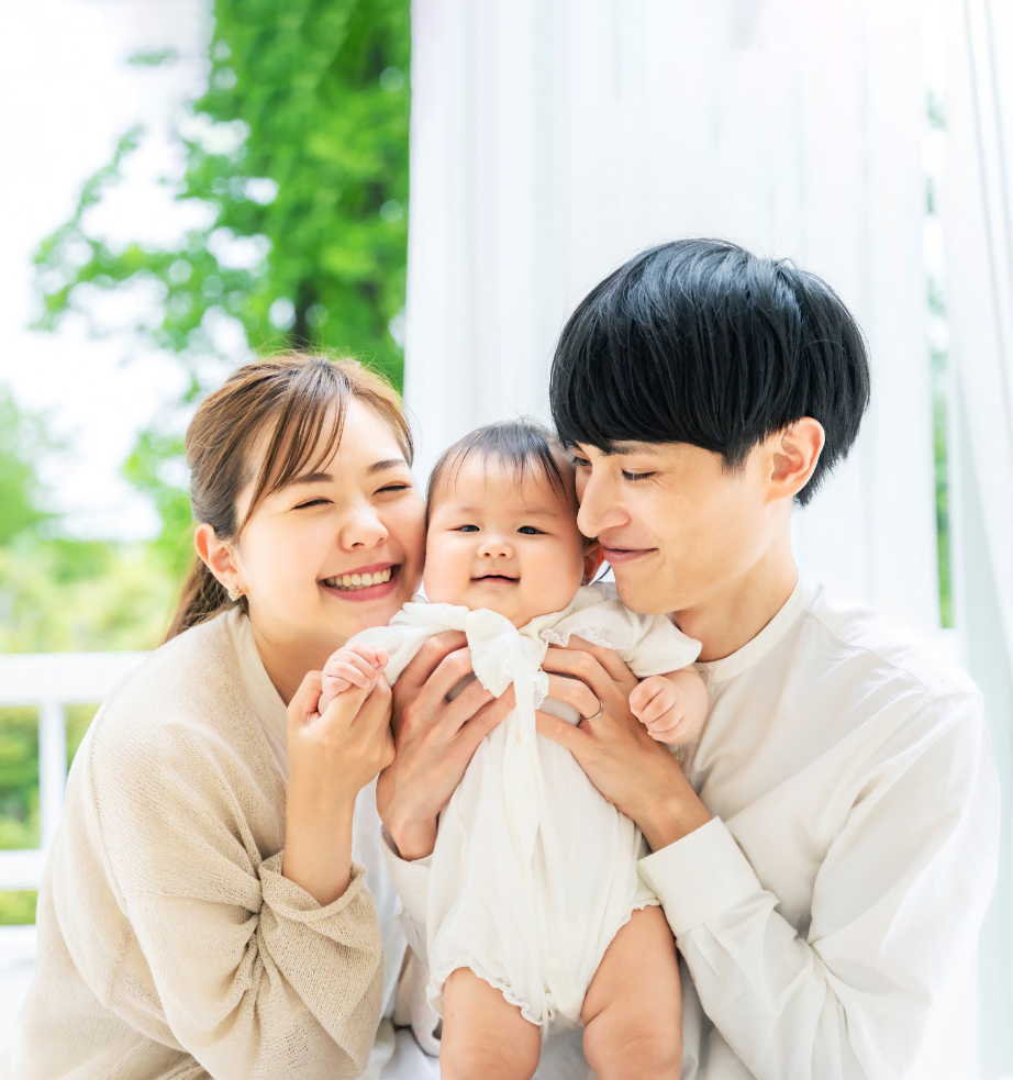 赤ちゃんを抱える夫婦